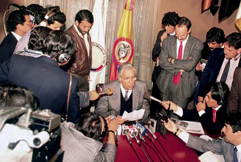 El 22 de noviembre de 1989, lex Gorayeb, presidente de la Dimayor, anunci al pas la decisin
de suspender el torneo de ftbol profesional colombiano. 