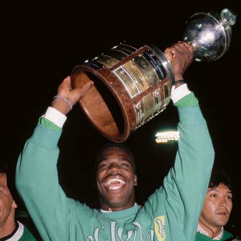 Mayo 31, 1989. Atltico Nacional 2, Olimpia de Paraguay 0, partido final en Bogot.
El defensa Luis Carlos Perea levanta la primera Copa Libertadores para Colombia. 