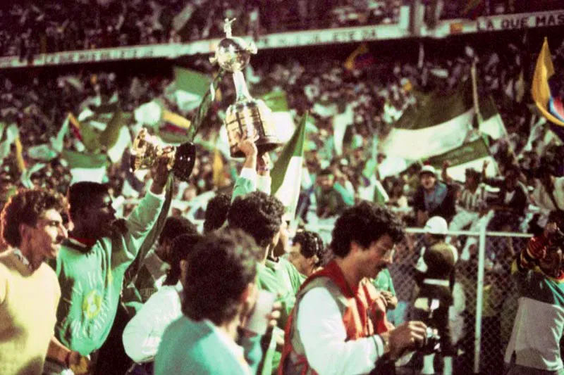 Los hinchas del Atltico Nacional celebraron la victoria en el estadio El Campn de Bogot. 