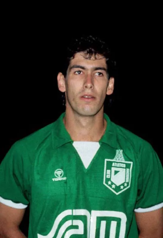 La nica camiseta de un club colombiano que visti Andrs Escobar fue la del Atltico Nacional, club con el que gan la Copa Libertadores, la Interamericana y el campeonato colombiano de 1990. 