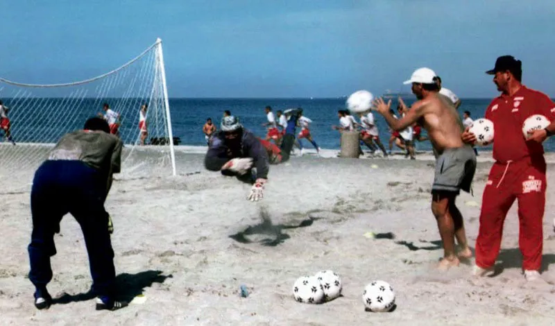 El portero Jos Mara Pazo, campen con Junior de Barranquilla en 1993 y 1995, entrena en la playa. 