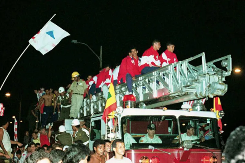 En 1993, Junior celebr el campeonato del ftbol colombiano, ttulo que no obtena desde 1980. Aqu celebrando en las calles de Barranquilla. 