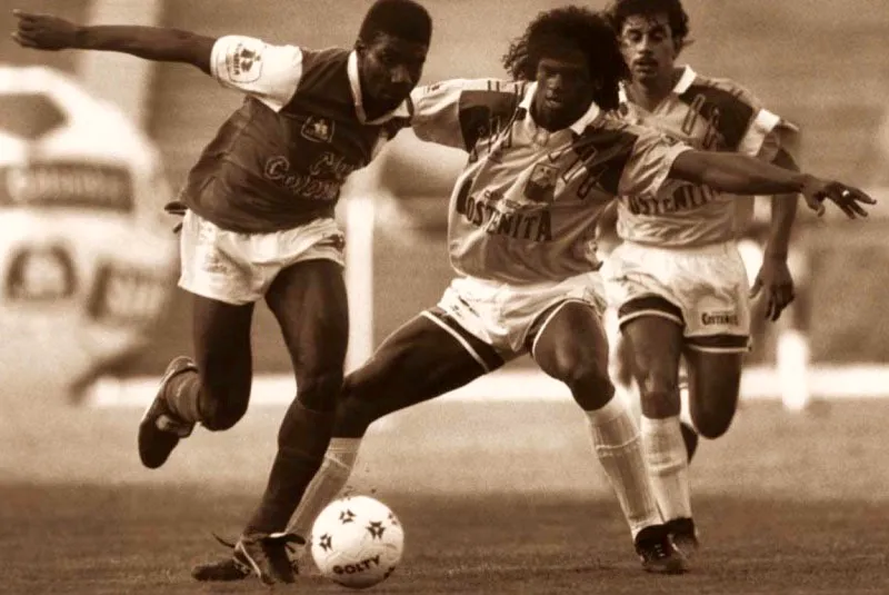 Además de vestir la camiseta de Santa Fe, el ‘Tren’ Valencia fue campeón del fútbol colombiano con el América de Cali en 1997.