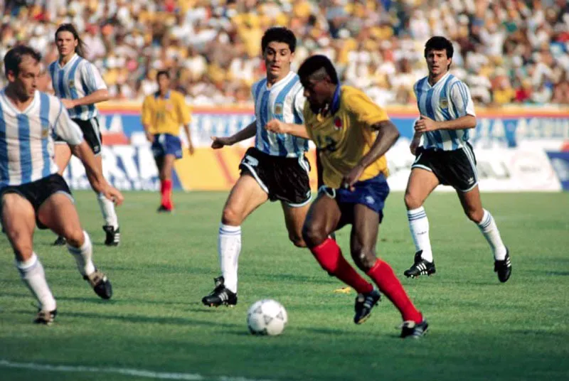 Adolfo ‘Tren’ Valencia marcó 2 goles en el Mundial EE. UU. 1994, 1 ante Rumania y otro ante Estados Unidos.