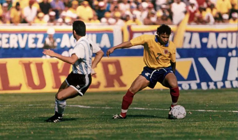 En 1989 Valenciano debut con la Seleccin Colombia Sub-20. 