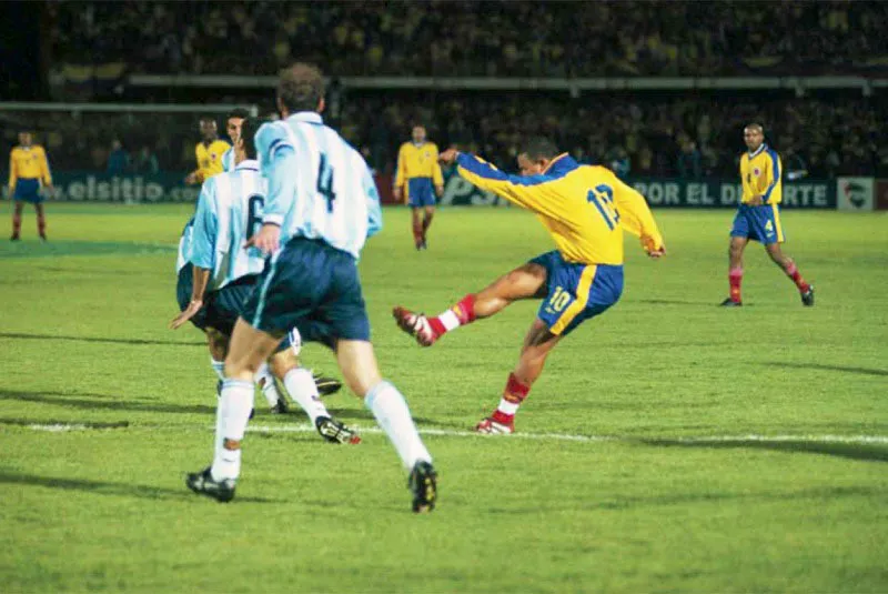 Eliminatorias para Corea-Japn 2002. Colombia 1, Argentina 3. 
Valenciano particip en las fases de clasificacin para los mundiales de 1994, 1998 y 2002. 