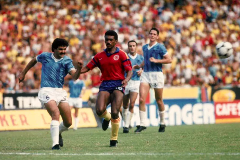 Tras vencer a Israel en el repechaje, Colombia jugó el Mundial de Italia 1990 donde enfrentó en
el Grupo ‘D’ a Emiratos Árabes, Yugoslavia y la República Federal de Alemania.