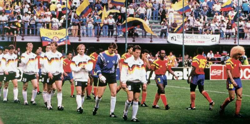 Junio 19, 1990, Mundial de Italia. Colombia 1, Alemania 1.
Los equipos salen a la cancha en medio de una gran ovación.
