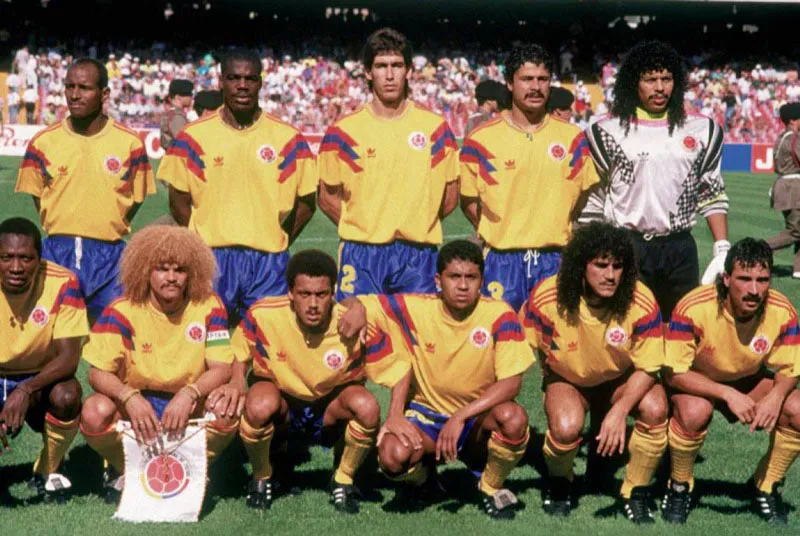 Junio 23, 1990. Camerún 2, Colombia 1.
Atrás, de izquierda a derecha: Carlos Enrique Estrada, Luis Carlos Perea, Andrés Escobar, Gildardo Gómez, René Higuita.
Adelante: Freddy Rincón, Carlos Valderrama, Luis Fernando Herrera, Luis Alfonso Fajardo, Leonel Álvarez, Gabriel Jaime Gómez.