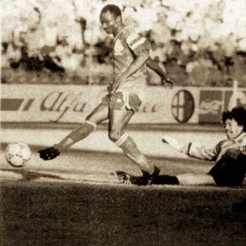 Junio 23, 1990, Mundial Italia. Camern 2, Colombia 1. 
Con esta anotacin el cameruns Roger Milla se convirti en el jugador que con mayor edad, 38 aos, convirti en un Mundial. 