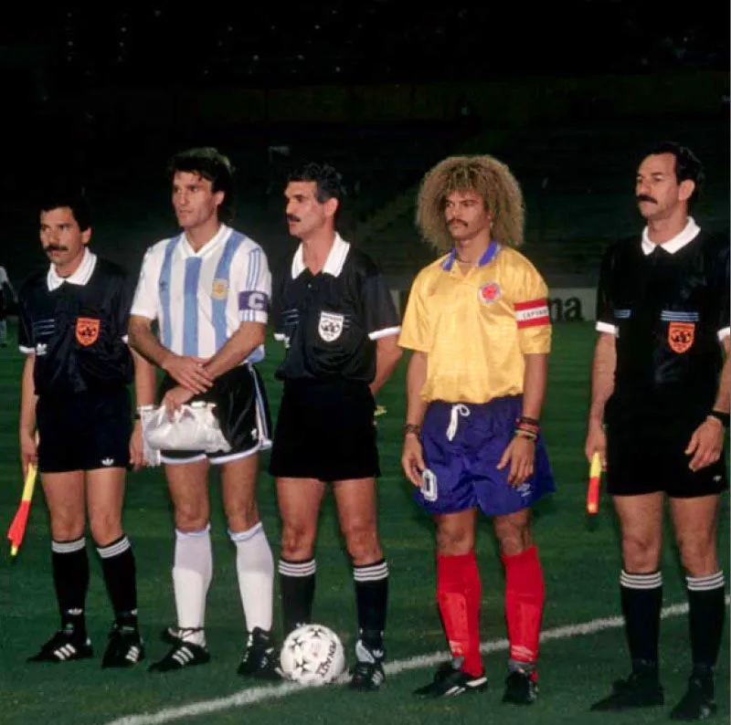 Colombia y Argentina se enfrentaron dos veces durante la Copa América de 1993. En los actos preliminares, los capitames Carlos Valderrama y Oscar Ruggeri.