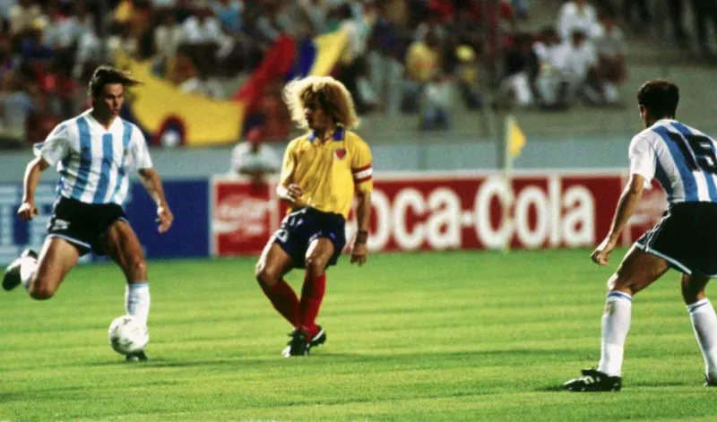 El ‘Pibe’ Valderrama fue el conductor de la Selección Colombia que alcanzó las semifinales en la Copa América que se celebró en Ecuador en 1993. En la acción con Fernando Redondo.