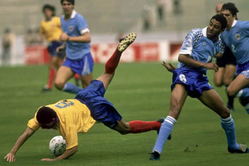 Junio 26, 1993. Partido Colombia vs Uruguay. 
El delantero Vctor Aristizbal fall el penalty decisivo que dej a Colombia fuera de fa final en la Copa Amrica de 1993. 