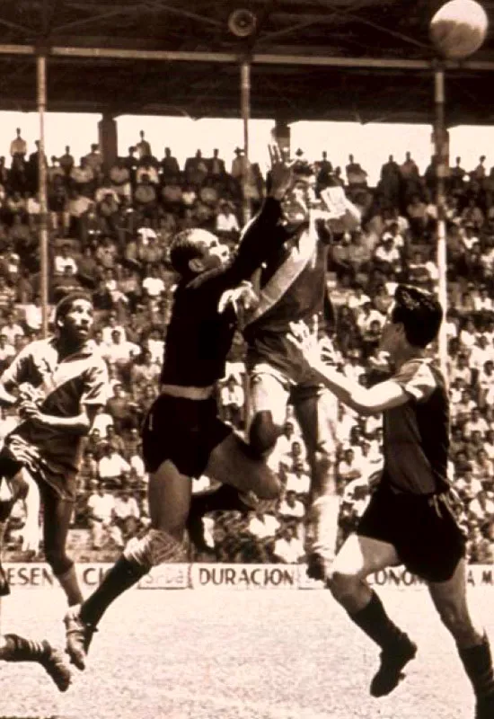 Clásico de la liga mexicana Atlas frente a Oro, temporada 1950-1960. Dos colombianos: ‘Caimán’ Sánchez en el arco del Atlas, ante la mirada de Delio ‘Maravilla’ Gamboa, del Oro.