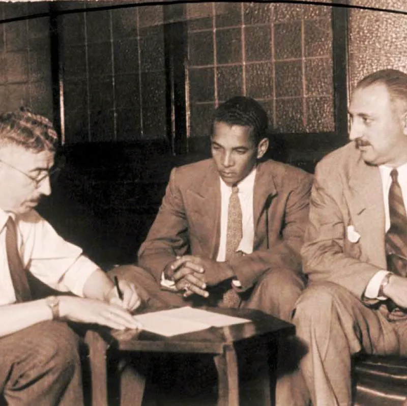 En 1948, el ‘Caimán’ Sánchez fue el primero en firmar con un club del exterior: el San Lorenzo de Almagro. Firma del contrato con Nicolás Guizarri.