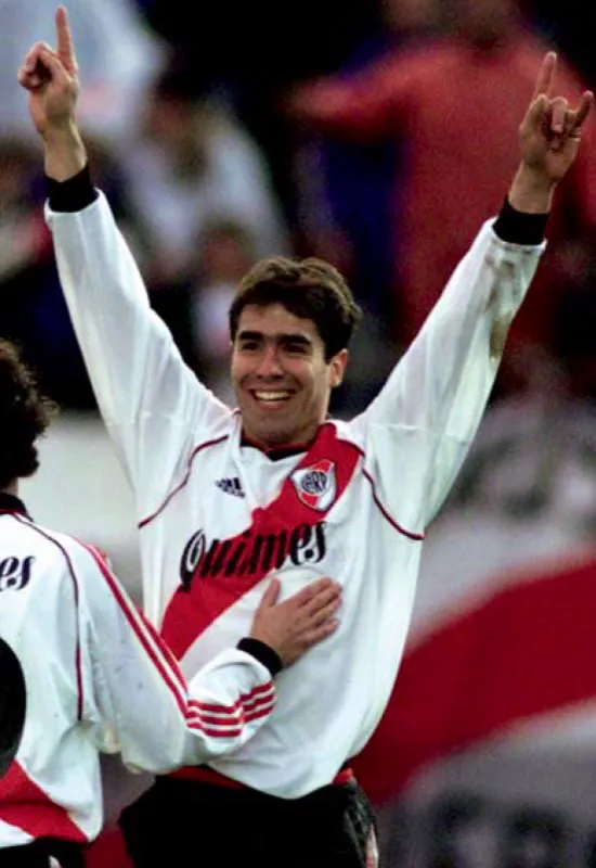 En 1998 Juan Pablo ngel lleg a River Plate donde fue campen en 1998, 1999 y 2000. Con Pablo Aimar y Javier Saviola form un trio imparable en el ataque. 