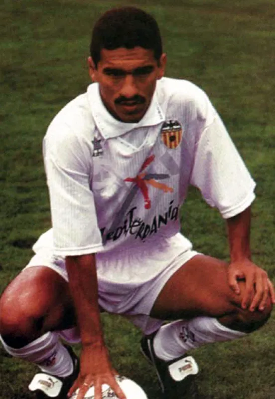 En la temporada 1994-1995, Víctor Aristizábal tuvo un breve paso por el Valencia español antes de dar el salto al fútbol brasileño.