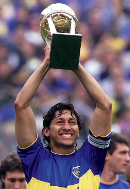 Jorge Hernán Bermúdez recibe la Copa Intercontinental como capitán del equipo xeneize.