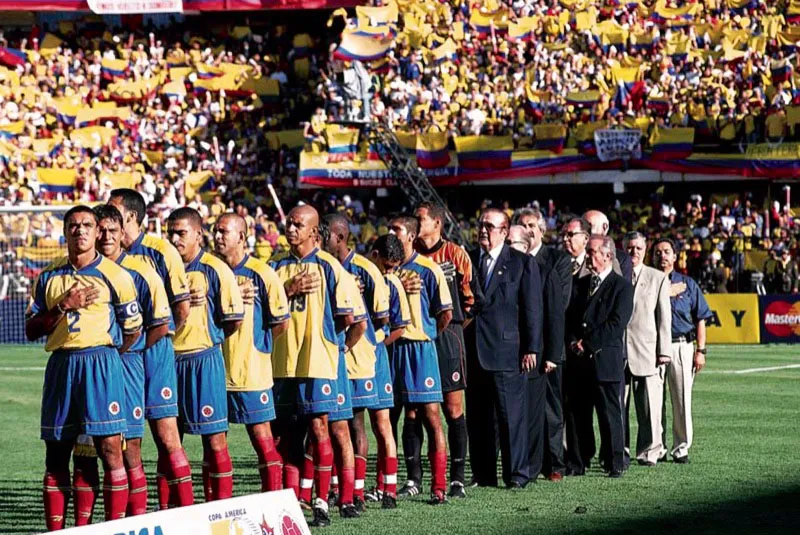 Julio 29, 2001. Final de la Copa América, estadio El Campín, Bogotá.
Atrás, de izquierda a derecha: Iván Ramiro Córdoba, Gerardo Bedoya, Mario Alberto Yepes, Víctor Aristizábal, Juan Carlos Ramírez, Freddy Grisales, Iván López, Elkin Murillo, Giovanni
Hernández, Fabián Vargas, Óscar Córdoba, Nicolás Léoz (presidente Conmebol), Joseph Blatter (presidente FIFA), Álvaro Fina (presidente Colfútbol) y otros dirigentes.