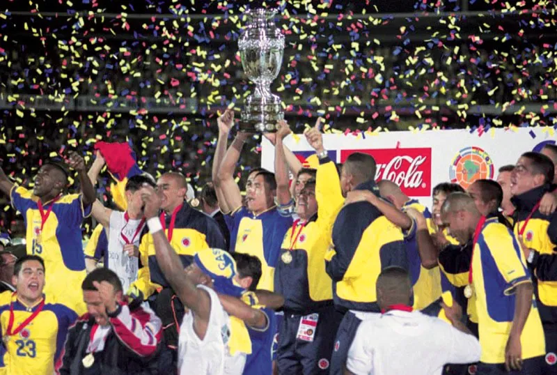 La Selección Colombia campeona de la Copa América 2001. Además de ganar el título continental, Colombia finalizó el torneo con la valla invicta y coronó al goleador del campeonato, Víctor Aristizábal.