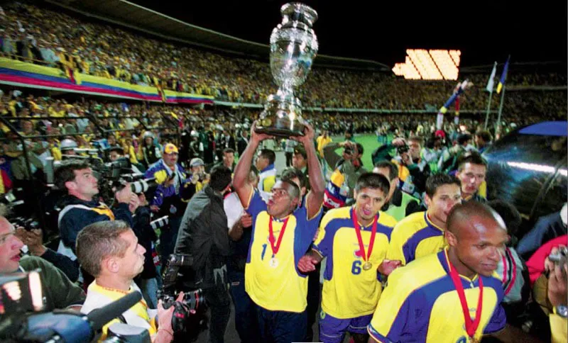 Alrededor de 52 000 espectadores, que colmaron las tribunas del estadio El Campín de Bogotá, celebraron la consecución de la primera Copa América para el país.