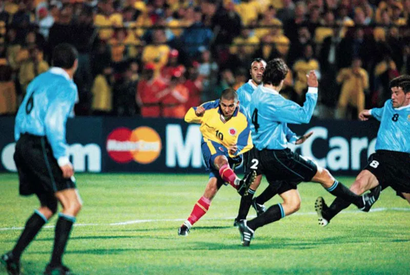 La tricolor qued fuera de la Copa del Mundo 2002, luego de asistir a 3 mundiales consecutivos. Vctor Aristizbal fue uno de los jugadores que visti la camiseta amarilla durante las eliminatorias. 