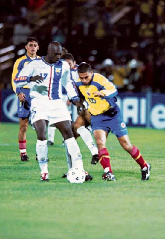 Despus de 3 eliminatorias con sede en Barranquilla, Bogot fue la casa de la Seleccin en esta contienda. El delantero colombiano Vctor Aristizbal disputa un baln a Ecuador, en partido empatado a ceros. 