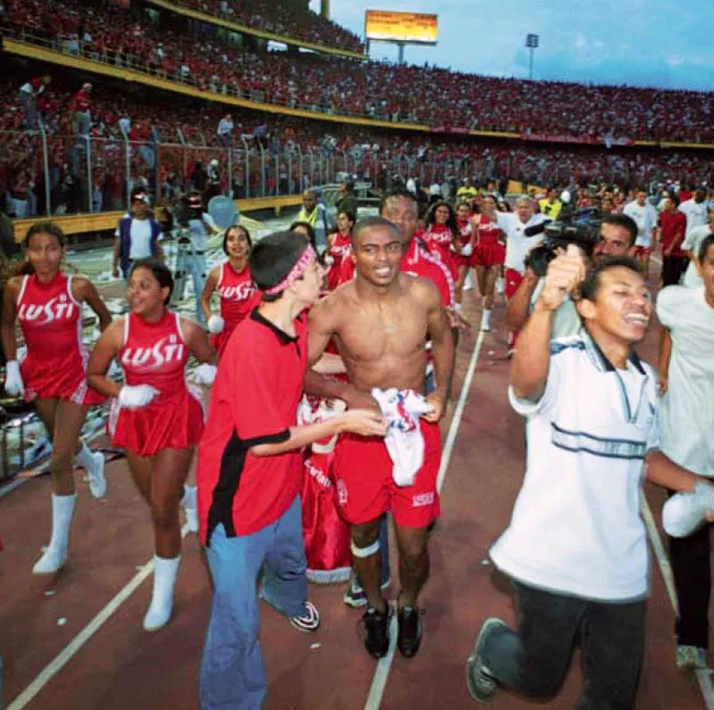 En 2000 Amrica de Cali celebr su dcima estrella ante cerca de 40 000 hinchas que asistieron al
Pascual Guerrero. 