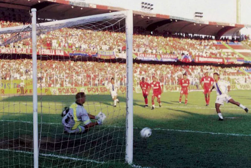 Noviembre 5, 2000. Amrica 2, Pasto 0, estadio Pascual Guerrero de Cali. Diego Gmez, arquero
escarlata, detiene el cobro de pena mxima de John Charria. 