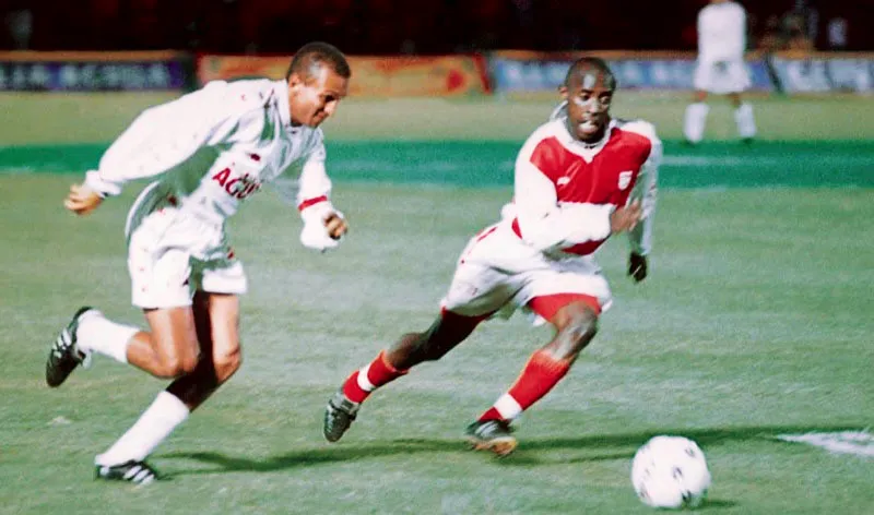 Diciembre 6 de 2000, Santa Fe 1, América 0.
Foad Maziri y Jair Benítez, ambos marcadores de punta de América y Santa Fe, respectivamente,
disputan el balón en Bogotá.