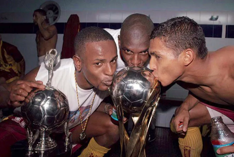 En 2003, los jugadores del Tolima obtuvieron por primera vez el trofeo del ftbol colombiano, desde su fundacin en 1954. Rogeiro Pereira, Arley Dinas y scar Passo besan la Copa. 