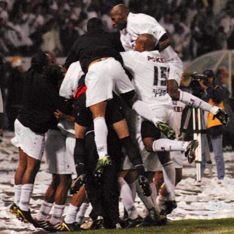Julio 1, 2004. Antes de llegar a la final de la Copa Libertadores, el club albo dejó por el camino a grandes equipos del fútbol suramericano como el Santos y el Sao Paulo de Brasil.