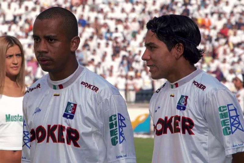 Arnulfo Valentierra fue parte del Once Caldas, campen del torneo colombiano en 2003 y de la Copa Libertadores en 2004. 