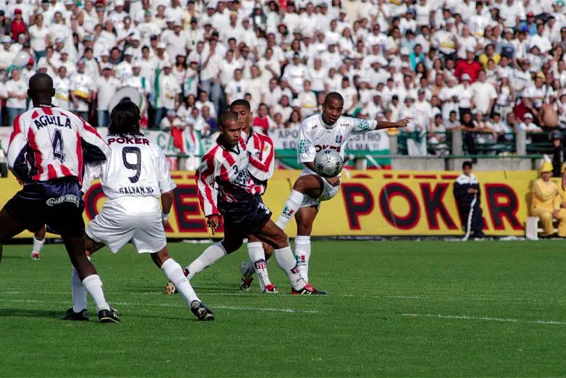 En 2003, adems de ser campen con el Once Caldas, Arnulfo Valentierra fue el mximo goleador del torneo con 13 anotaciones. 