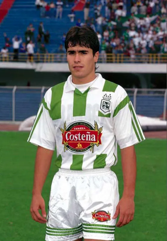 Juan Pablo ngel comenz su carrera como profesional en el Atltico Nacional en 1993, club con el que sali campen en 1994. 