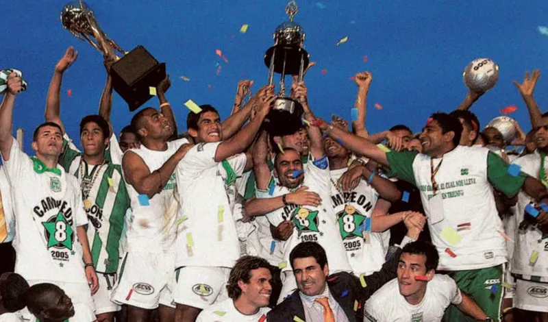 Estadio Atanasio Girardot, junio 26 de 2005. En el primer semestre de 2005, el Atlético Nacional acabó con 6 años de sequía de títulos al alcanzar su octava estrella.