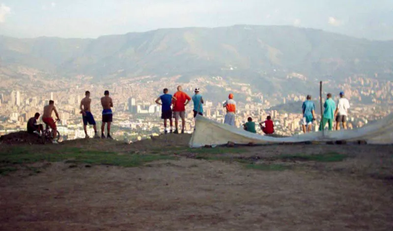 En noviembre de 1996, 16 equipos de las comunas de Medellín, disputaron los primeros partidos de Golombiao, dando así inicio al programa.
