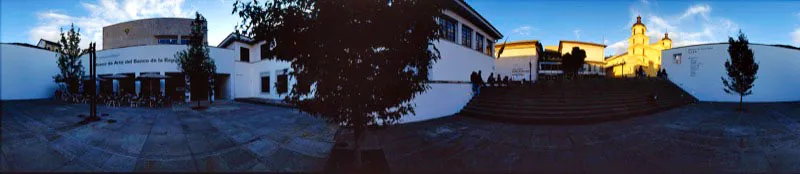 Biblioteca Luis Ángel Arango e iglesia de la Candelaria desde la plazoleta del Museo de Arte del Banco de la República.