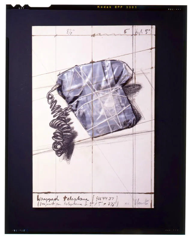 Christo (Christo Vladimirov Javacheff) / Gabrovo (Bulgaria), 1935 / Teléfono empacado (966 4437) / Ca. 1963, edición de 1988 / Collage (cartón, plástico y pita) en litografía sobre papel guarro / 56 x 38 cm / Registro 4123 / Ingreso a la colección: octubre de 2004