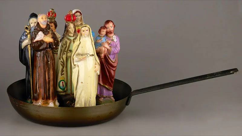 León Ferrari / Buenos Aires (Argentina), 1920 / Infierno (de la serie Para Infiernos) / 2000 / Ensamblaje: sartén y figuras religiosas de cerámica / 23 cm de alto, 26 cm de diámetro / Registro 4756 / Ingreso a la colección: diciembre de 2007