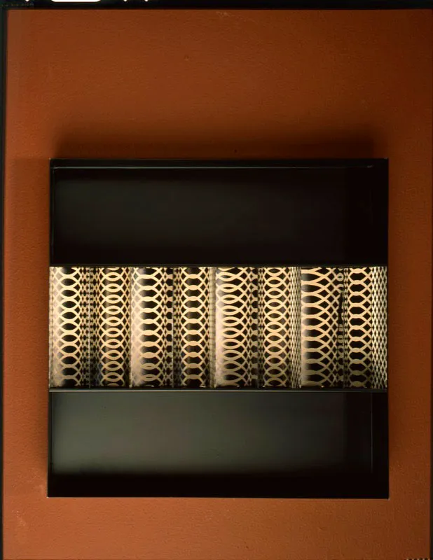 Julio Le Parc / Mendoza (Argentina), 1938 / Composición R-27 / 1970 / Plexiglas con base de metal, n.o 18/200 / 40 x 40 x 5 cm / Registro 0419 / Ingreso a la colección: enero de 1973