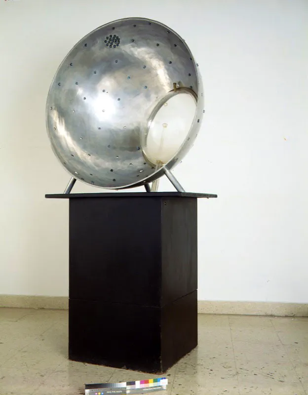 Gyula Kosice / Kosice (Hungría / hoy Eslovaquia), 1924 / Alternancia / 1972 / Aluminio, acrílico y agua / 205 x 102 x 67 cm / Registro 0446 / Ingreso a la colección: abril de 1973