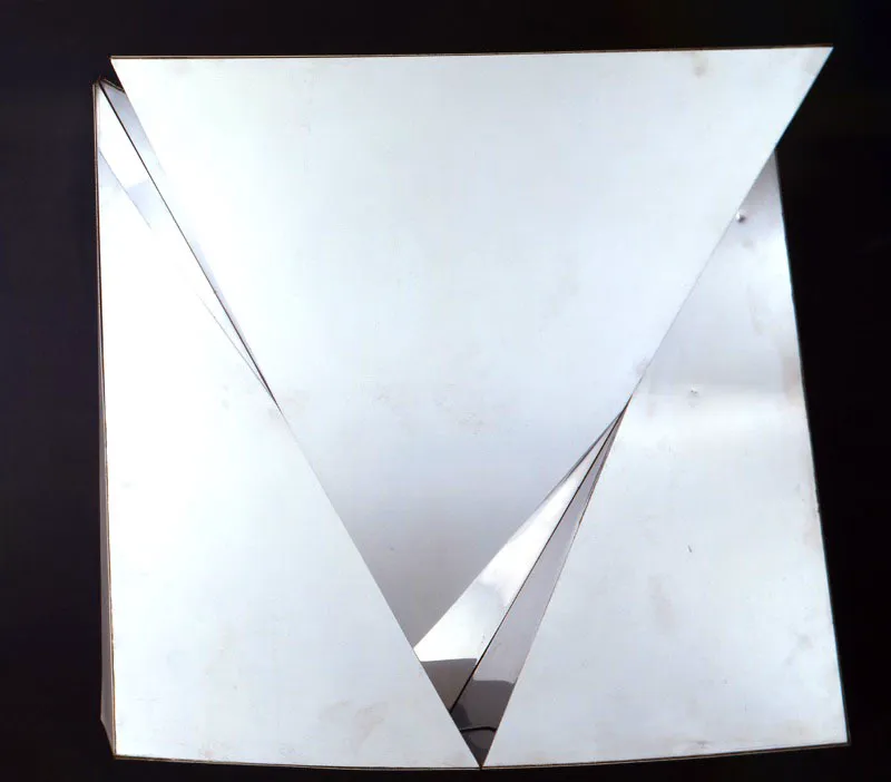 Yucata Toyota / Yomagota (Japón), 1931 / Espacio Infinito / 1970 / Madera y metal / 49 x 51 x 10 cm / Registro 2007 / Ingreso a la colección: diciembre de 1987 / Legado Casimiro Eiger