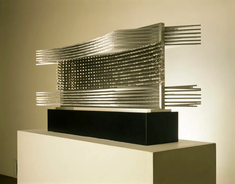 Yucata Toyota / Yomagota (Japón), 1931 / Espacio Infinito No. 2 / 1970 / Madera y metal / 54 x 37 x 9 cm / Registro 2008 / Ingreso a la colección: diciembre de 1987 / Legado Casimiro Eiger
