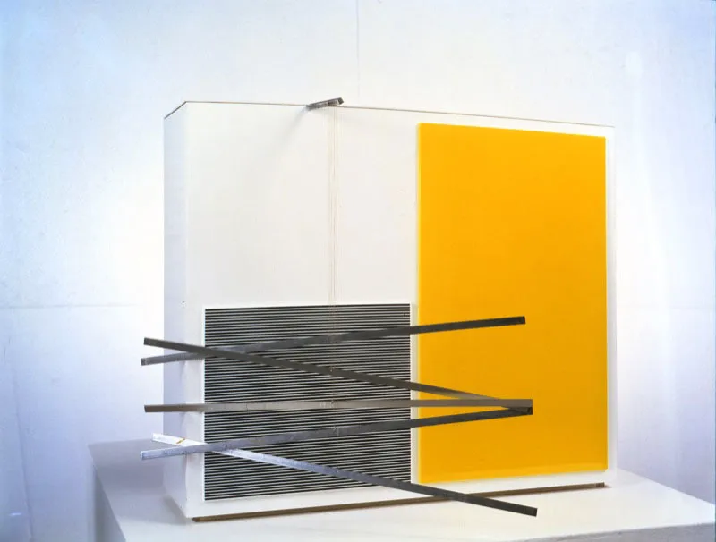 Jesús Rafael Soto / Ciudad Bolívar (Venezuela), 1923 - París (Francia), 2005 / Estructura acrílica cinética / Sin fecha / Acrílico, metal, hilo nylon y aluminio (Múltiple) / 54 x 81 x 64 cm / Registro 0906 / Ingreso a la colección: septiembre de 1978
