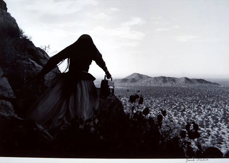 Graciela Iturbide / Mxico D. F. (Mxico), 1942 / Mujer ngel  / (Desierto de Sonora, Mxico) / 1979 / Impresin de plata sobre gelatina, sobre papel / 72 x 105,5 cm / Registro 3871 / Ingreso a la coleccin: febrero de 1998 