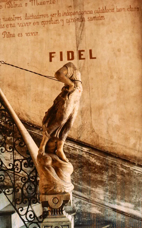 Carlos Garaicoa / La Habana (Cuba), 1967 / Sin título (Ángel decapitado) / 1993 / Fotografía sobre papel / 100 x 80 cm / Registro 2908 / Ingreso a la colección: febrero de 2001