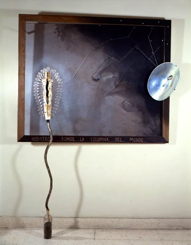 Néstor Quiñones / México D. F. (México), 1967 / Nosotros somos la columna del mundo / 1996 / Tela, nylon, plástico, tierra, metal y vidrio sobre madera / 170 x 260 cm / Registro 2367 / Ingreso a la colección: agosto de 1996