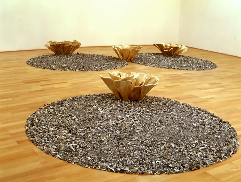 Yolanda Gutiérrez / México D. F. (México), 1970 / En esencias / 1993 / Huesos, cenizas, fósiles, y carbón / 350 x 450 x 30 cm / Registro 2368 / Ingreso a la colección: agosto de 1996