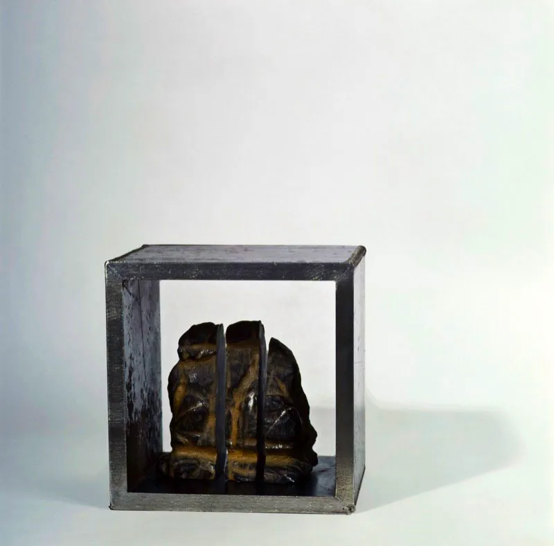 CAJA II.
1985. 
Roca del Pacfico y lmina de hierro. 
20 x 20 x 18 cm aprox. 